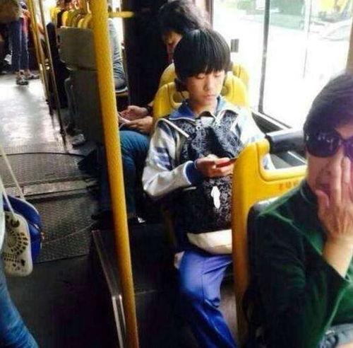 等公交偶遇jk吃瓜,JK少女吃瓜现场，趣味横生一幕